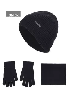Detaillierte Nahaufnahme des dreiteiligen schwarzen Strick-Wintersets mit Mütze und Handschuhen