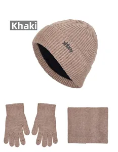 Nahaufnahme von khakifarbenem Winterstrick-Set mit dickem Fleece-Futter auf Mütze und Schal