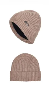 Nahaufnahme der hellbraunen Strickmütze mit warmem Fleecefutter und xhboy-Logo-Label