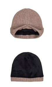 Detail der khakifarbenen Strickmütze mit weichem schwarzem Fleecefutter für den Winter
