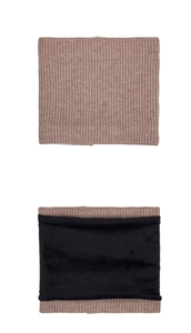 Detail eines Thermo-Strickschals mit brauner Außenseite und dickem schwarzen Fleecefutter