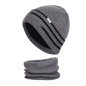 Ensemble bonnet en tricot et cache-col gris foncé avec doublure polaire épaisse