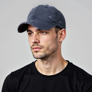 Detail der dunkelgrauen Vintage-Basecap mit gewaschenem Stoff und zerrissenen Kanten