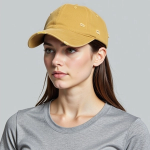 Detail der vintage gewaschenen gelben Baseballkappe mit Destroyed-Effekt bei einem Model