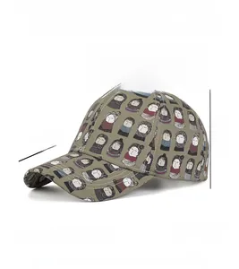 Détails des motifs de dessins animés et texture en toile sur casquette kaki