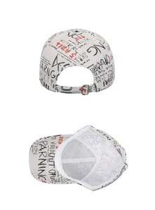 Détail de la casquette imprimée avec boucle en métal réglable et doublure respirante