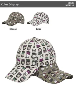 Vue détaillée des casquettes de baseball kaki et beige avec imprimés cartoon partout