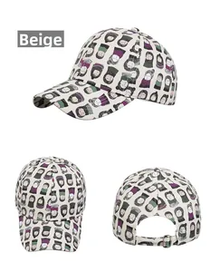 Vue détaillée de la casquette beige avec imprimé artistique et boucle métallique