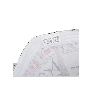 Vue détaillée de l'étiquette de lavage 100% polyester de cette casquette de baseball