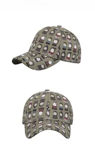 Vue détaillée de la casquette de baseball vert armée avec motifs de personnages cartoon