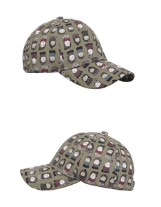 Détail de la casquette de baseball en coton vert armée avec des imprimés de dessins animés