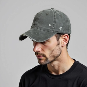 Detailansicht der dunkelgrauen Baseballkappe aus Baumwolle mit Used-Look-Details an einem Model