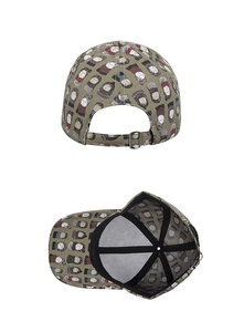 Vue détaillée de la casquette olive avec imprimés de dessins animés et boucle réglable