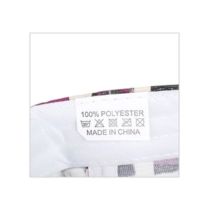 Détail macro de l'étiquette de lavage montrant la matière 100 % polyester et l'entretien