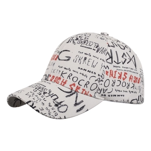 Casquette de baseball à imprimé graffiti, tissu beige et motifs de lettres rouges et noires