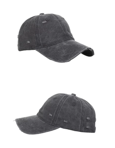 Detailansicht der gewaschenen anthrazitgrauen Baseballkappe mit Rissen und Distressed-Look