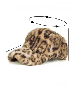 Texture détaillée de la casquette léopard en fausse fourrure douce et polyester