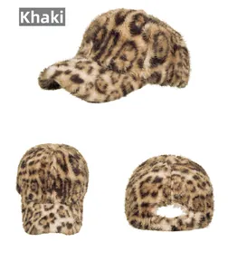 Vue détaillée de la casquette de baseball kaki à imprimé léopard en fausse fourrure