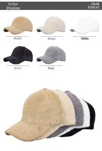 Esposizione colori dei cappellini invernali in peluche color cachi, beige, bianco e nero