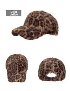 Vues détaillées de la casquette de baseball en peluche léopard café clair sous divers angles