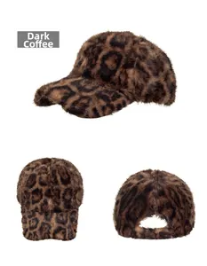 Trois vues de la casquette de baseball en fausse fourrure léopard marron foncé et sa texture