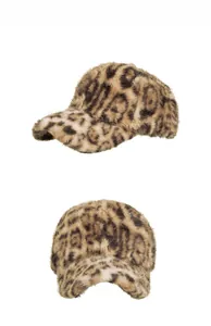 Détails de casquettes de baseball en peluche léopard montrant la texture en fausse fourrure