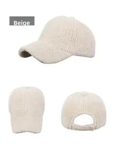 Dettagli del cappello da baseball beige in lana d'agnello con vista frontale e retro