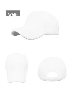 Viste dettagliate di un cappellino bianco in peluche che mostrano la consistenza soffice