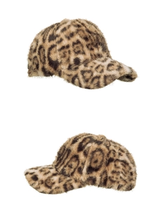 Gros plan sur la casquette de baseball léopard en peluche montrant la texture douce