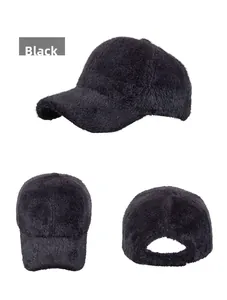 Viste dettagliate di un cappellino da baseball nero in peluche con texture in morbida ecopelliccia