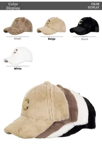 Farbübersicht der flauschigen Plüsch-Basecaps mit C-Metall-Logo in vier verschiedenen Farben
