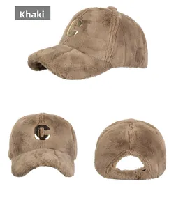Drei-Winkel-Ansicht einer khakifarbenen Plüsch-Baseballkappe mit goldener Metall-C-Schnalle