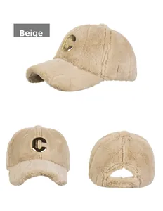 Detail der beigen Kunstpelz-Baseballkappe mit goldenem C-Metall-Logo-Emblem für Damen