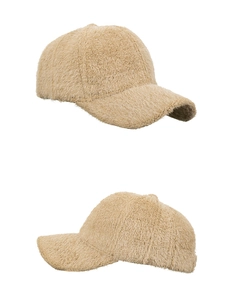 Dettaglio ravvicinato del cappellino da baseball in peluche kaki con trama soffice premium