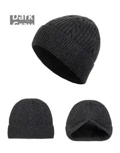 Dettaglio del berretto in maglia grigio scuro con spessa fodera in pile nero per l'inverno