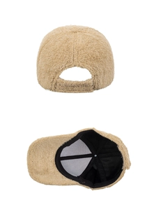 Dettaglio del berretto beige in peluche con trama in pile e cinturino regolabile