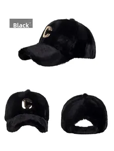 Detailansicht der schwarzen Plüsch-Basecap mit goldenem Metall-C und Kunstfell-Textur