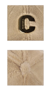 Detail einer beigen Plüschmütze mit polierter goldener C-FASHION Metallschnalle