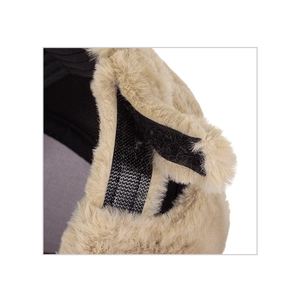 Detailansicht der weichen Plüschmütze mit Klettverschluss und schwarzem Innenfutter