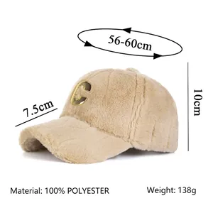 Pelzige beige Plüsch-Baseballkappe mit goldener C-Metallapplikation und Kunstpelz
