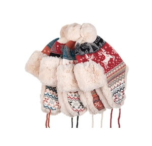 Detail van de dikke fleecevoering en gebreide rendierpatronen op deze warme wintermutsen