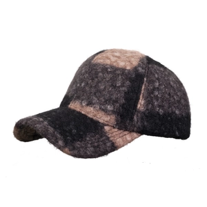 Autumn winter color-blocked baseball cap in black and brown plaid textured fabric