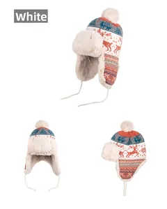 Gedetailleerde weergave van witte gebreide wintermuts met rendiermotief en warme voering