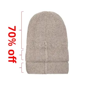 Dettaglio del berretto in maglia di lana beige avena con struttura a tripla piegatura