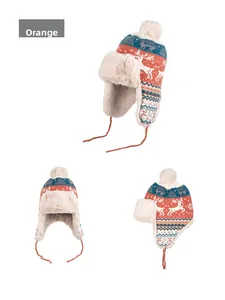 Detailweergaven van de oranje wintermuts met rendierpatroon en voering van imitatiebont