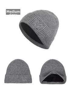 Détail du bonnet en tricot gris avec broderie M et doublure polaire chaude