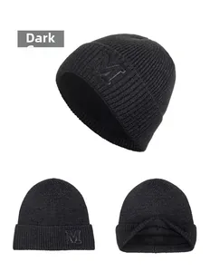 Détails du bonnet en maille gris foncé avec logo M et doublure polaire chaude