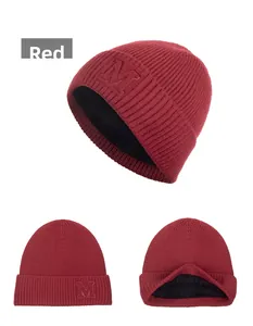 Détails du bonnet en tricot rouge avec broderie M et doublure polaire chaude
