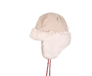 Detail van de roze trapperhoed met warme fleecevoering en zachte rand van imitatiebont
