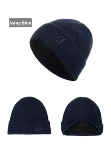Détail d'un bonnet en tricot bleu marine avec doublure en peluche chaude et logo M